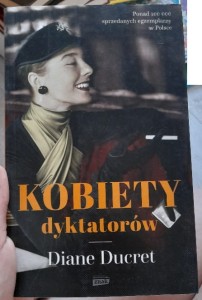 Diane Ducret "Kobiety dyktatorów. Prawdziwe historie" standardowe